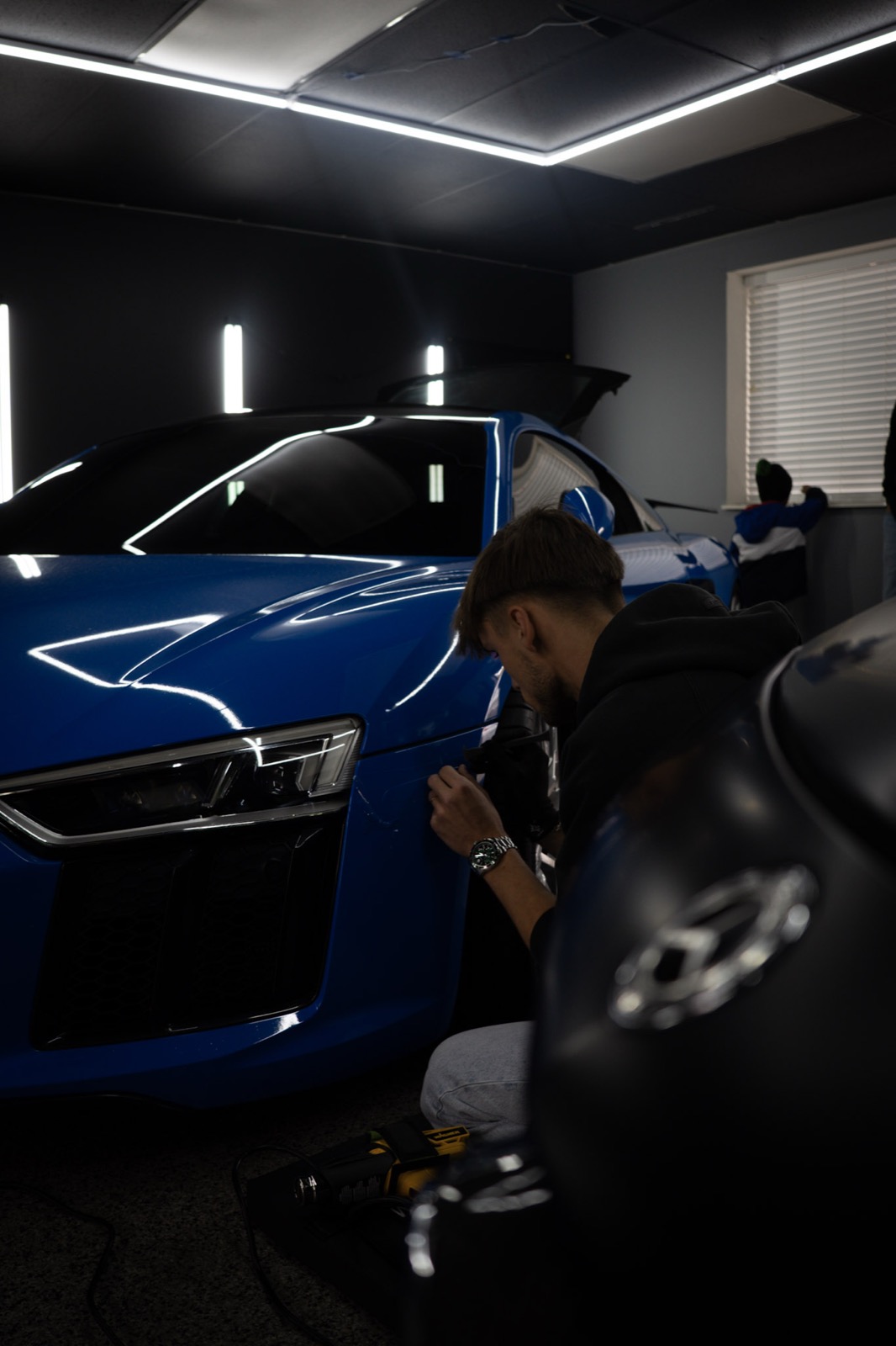 Audi R8 blue — front three-quarter