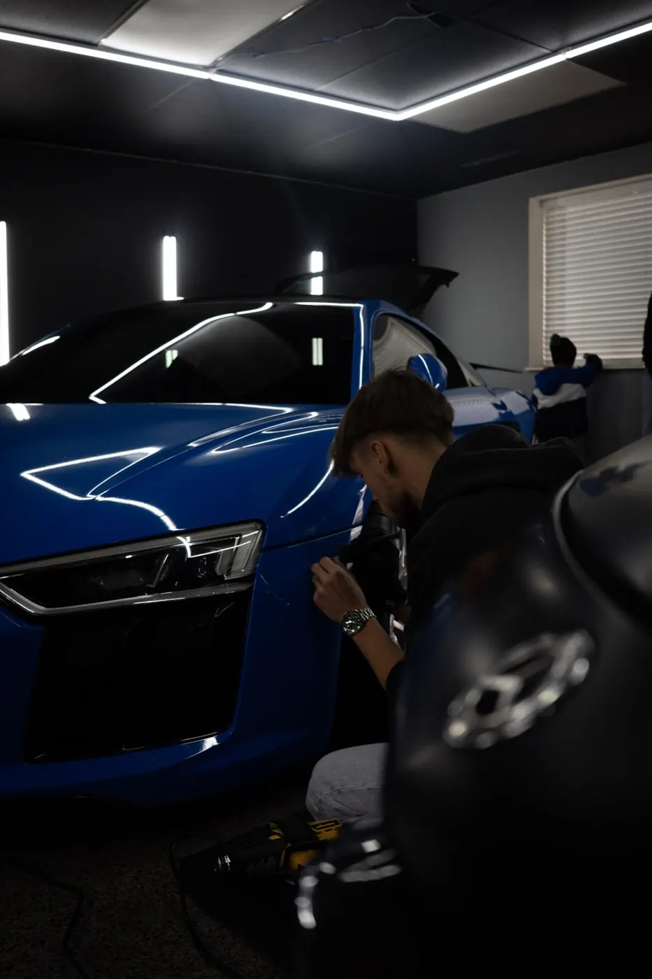 Audi R8 blue, front three-quarter