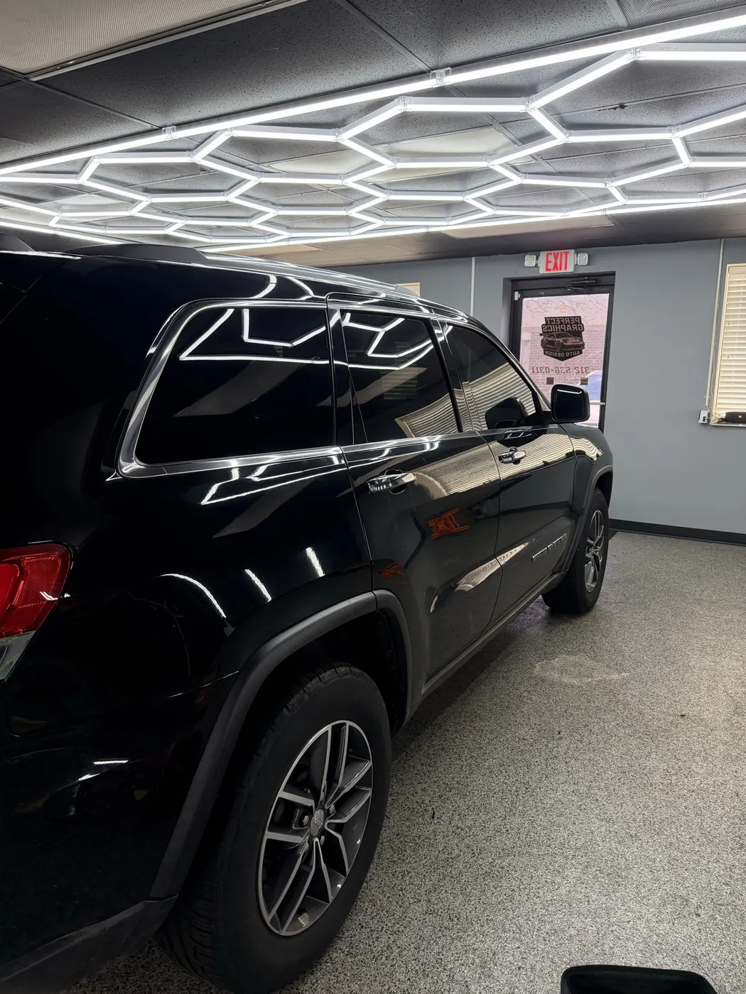 Porsche Cayenne gloss black, rear overhead